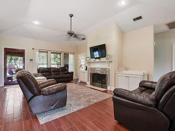 3rd image of 107 Briar Green Dr