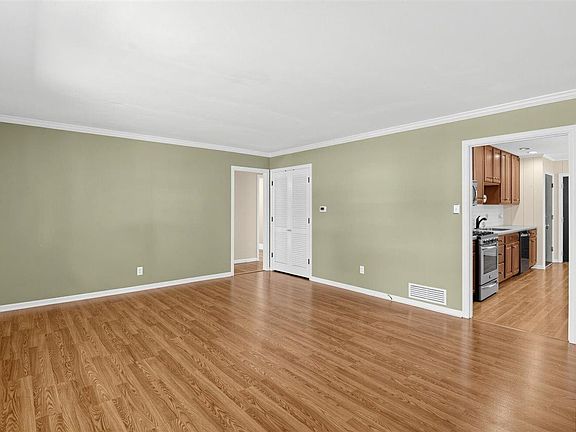 4th image of 401 Meadows Dr