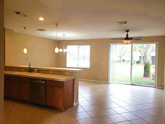 4th image of 3027 N Evergreen Cir