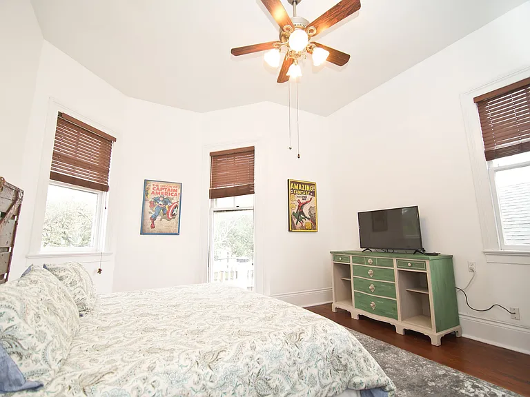 2320 Marengo St — Photo 13