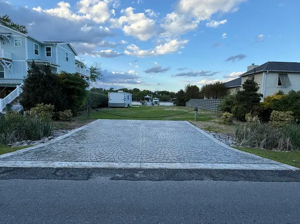 1106 E Yacht Drive, Oak Island, NC 28465