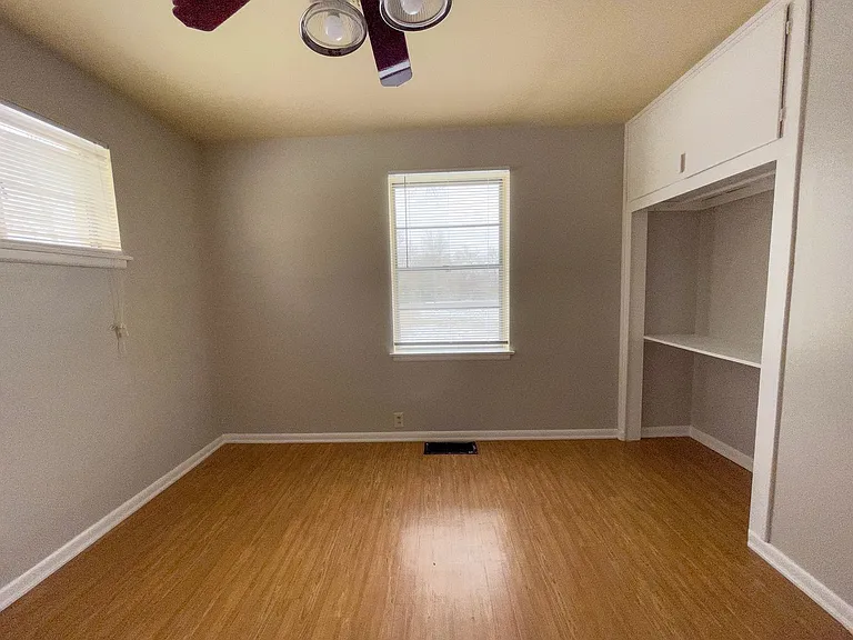 Preleasing For August! Close To Campus — Photo 9