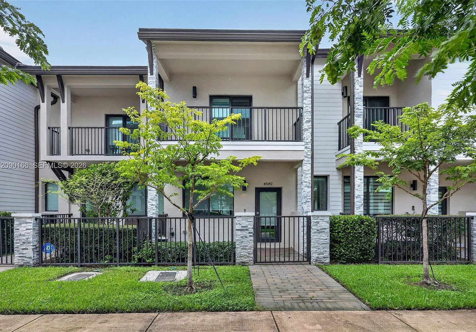 3 bed, 2.5 bath, 1610 sqft, $3,950 — Photo 2