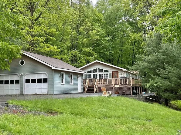 10 Sutter Ct, Hawley, PA 18428