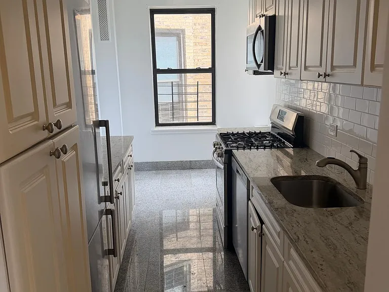 658 W 188th St #5E — Photo 1