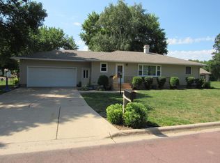101 Oak Knoll Ct, Blue Earth, MN 56013