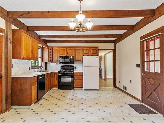 3rd image of 9 Laurel Ln