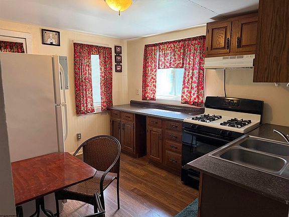 5th image of 884 S Main St