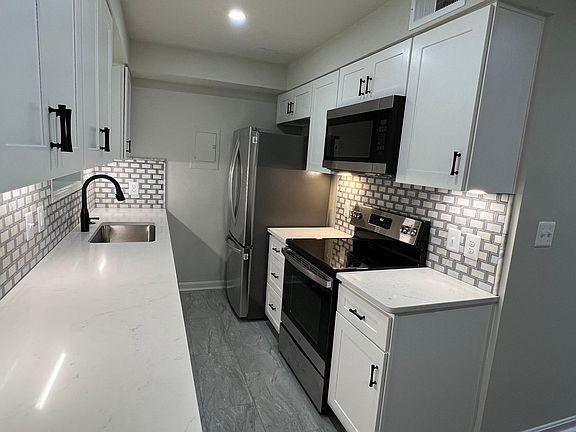 3rd image of 2834 S Wakefield St