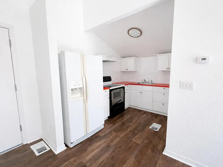 212 Lessin Ln #B — Photo 2