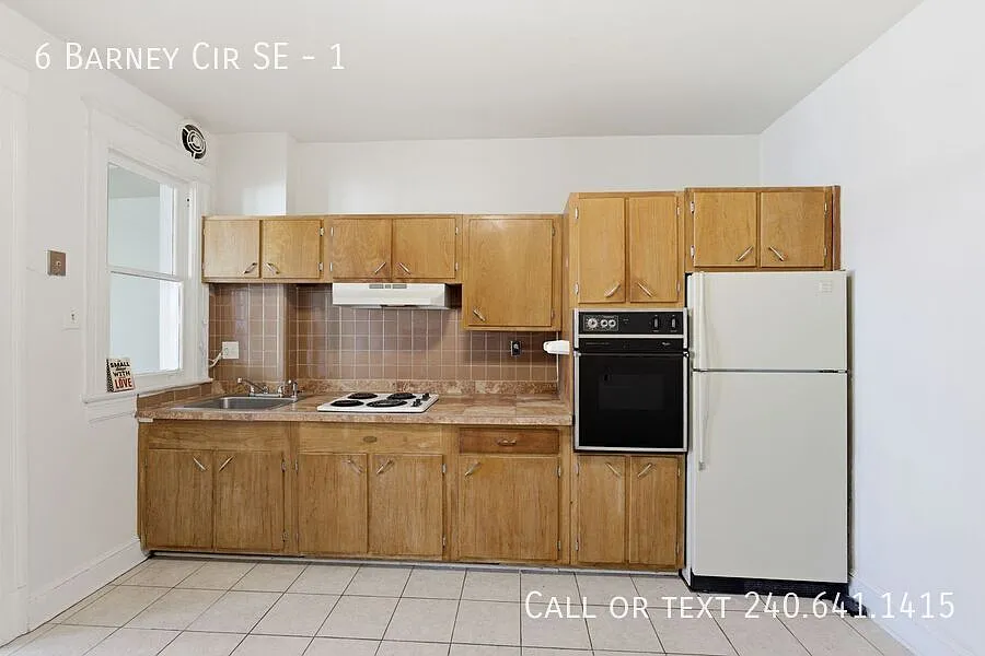 Charming 3 BR/1 BA Apartment in Hill East! — Photo 4