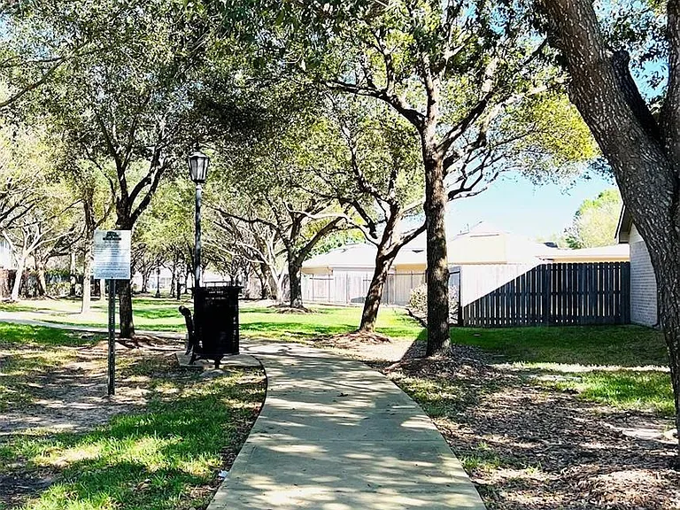 8426 Woodland Knoll Ln — Photo 3
