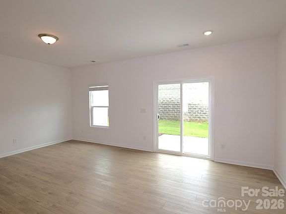 5th image of 384 Hendley Dr