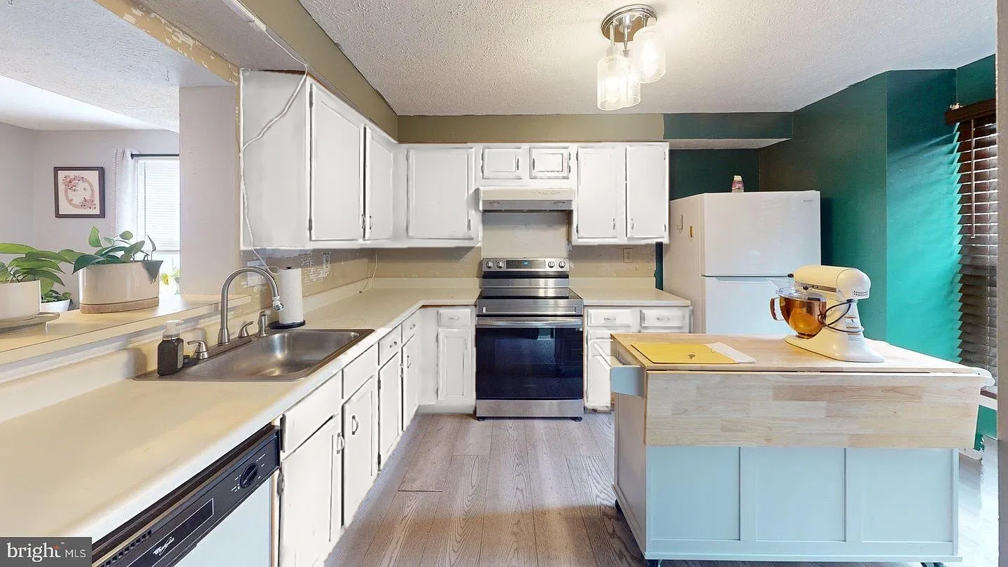 3 bed, 1.5 bath, 1200 sqft, $2,500 — Photo 2