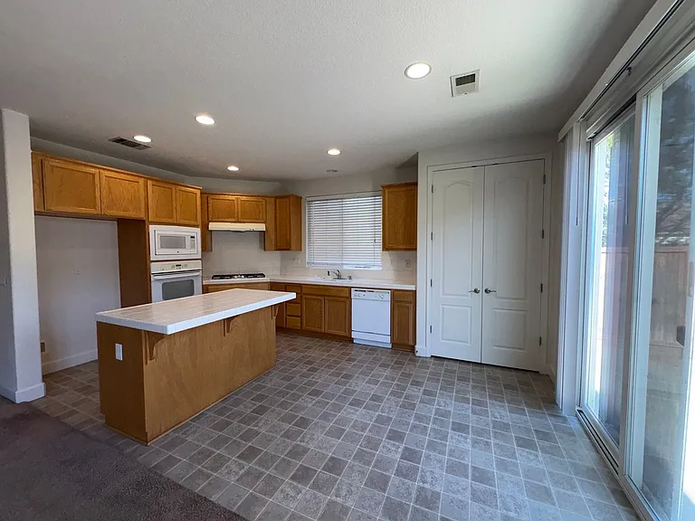 100 Mount Adams Cir — Photo 8