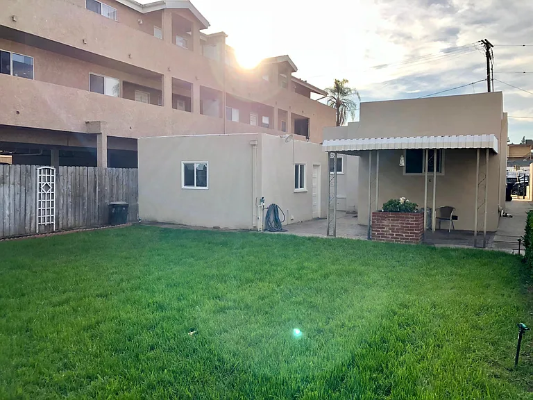 1220 Termino Ave — Photo 2
