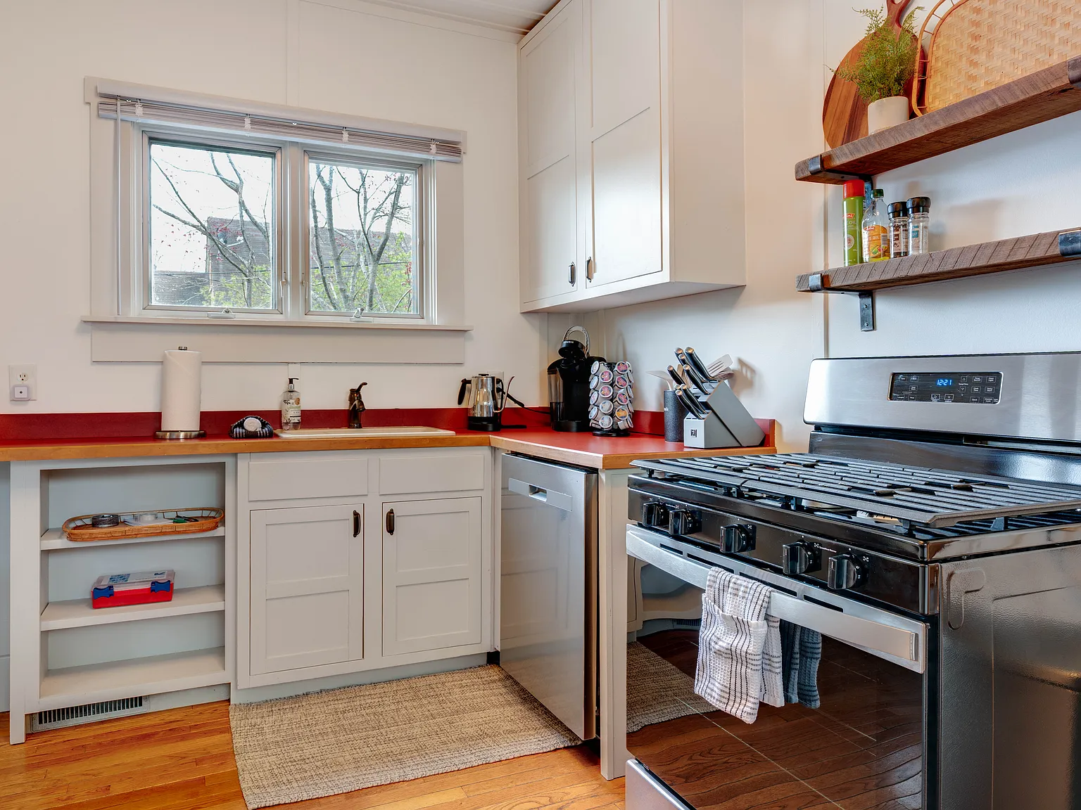 3 bed, 1800 sqft, $3,000 — Photo 2