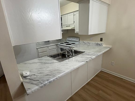 5th image of 936 Hearthridge Ct APT A