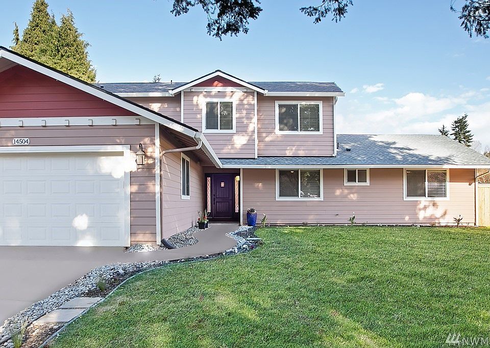 Welcome to this beautiful Kirkland home. Huge corner lot with brand new driveway and walkway.