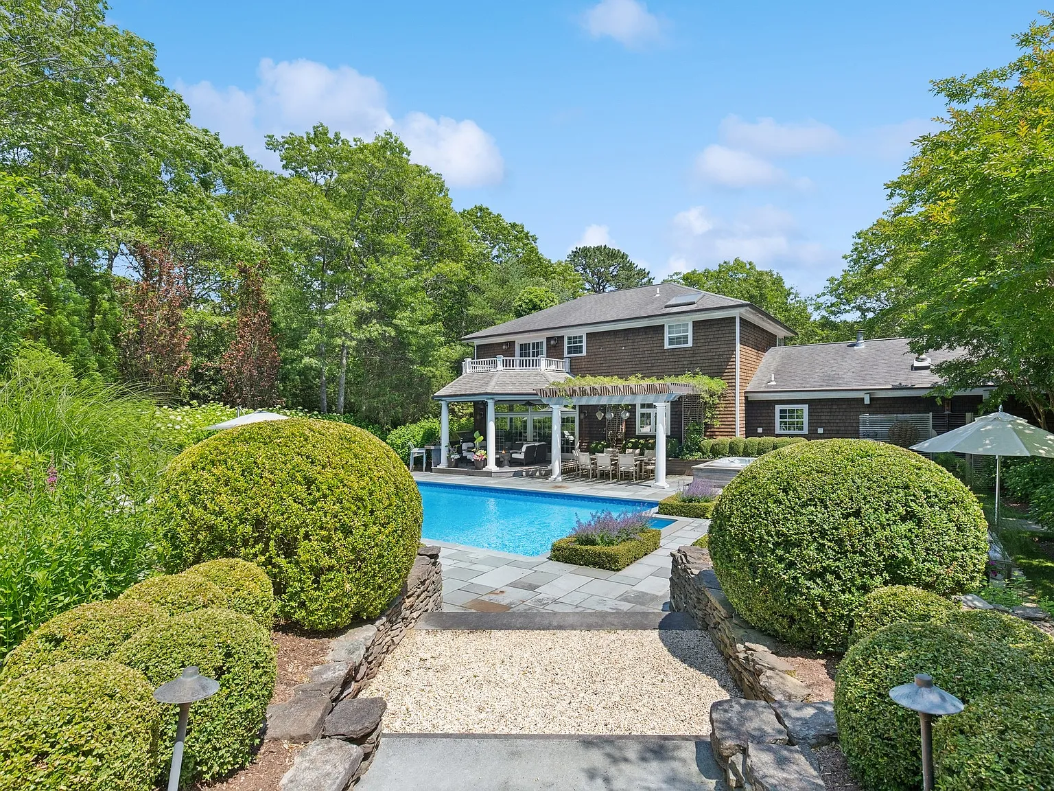 Your Dream Hamptons Retreat: 6 Bedrooms, Pool and Tennis Court — Photo 2