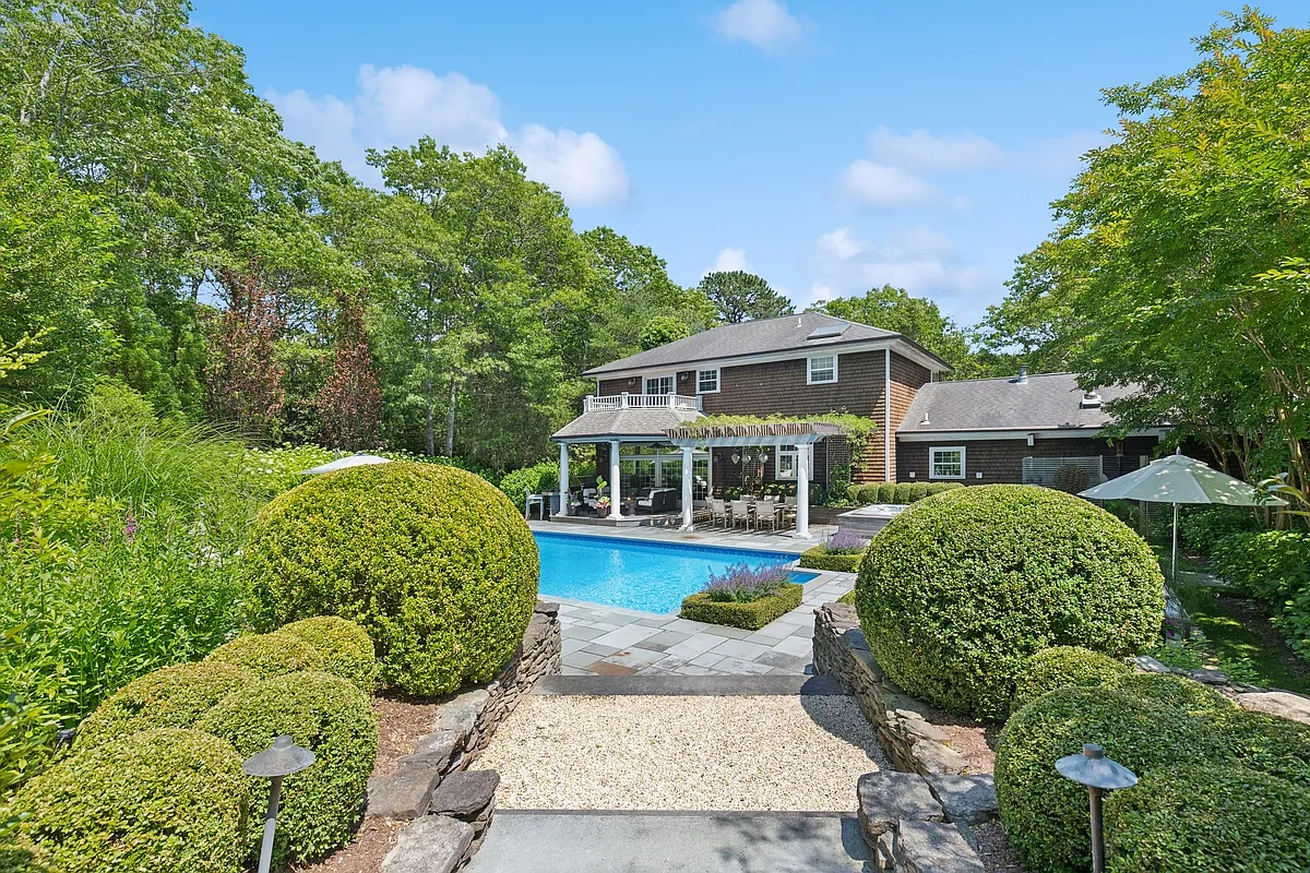 Building Photo - 371 Sag Harbor Tpke