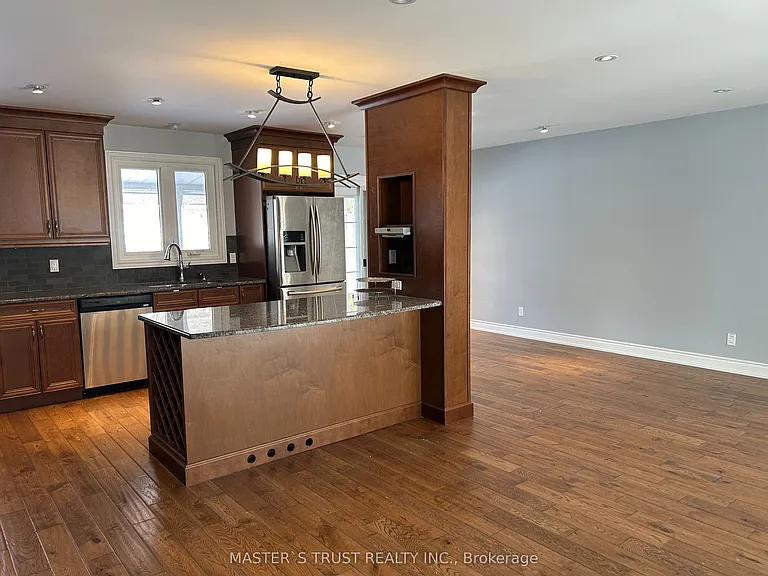 5183 Cherryhill Cres — Photo 11
