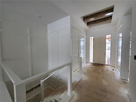 4th image of 401 NE Greenview Dr
