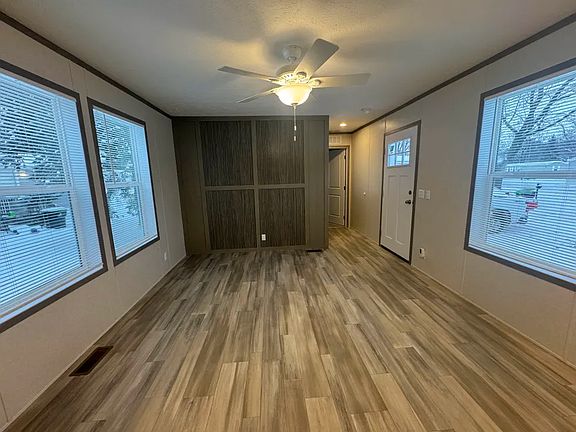 3rd image of 403 Darelnor St #57