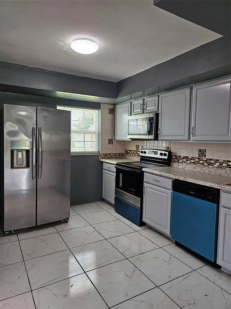 3 bed, 2.0 bath, 1329 sqft, $1,550 — Photo 2