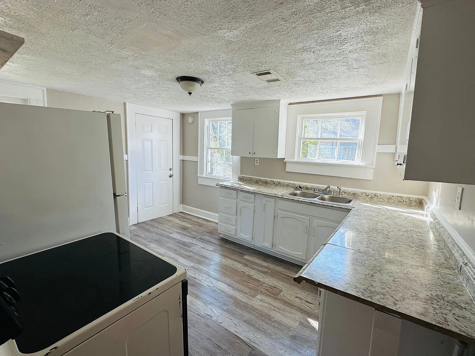 3 bed, 1312 sqft, $995 — Photo 4