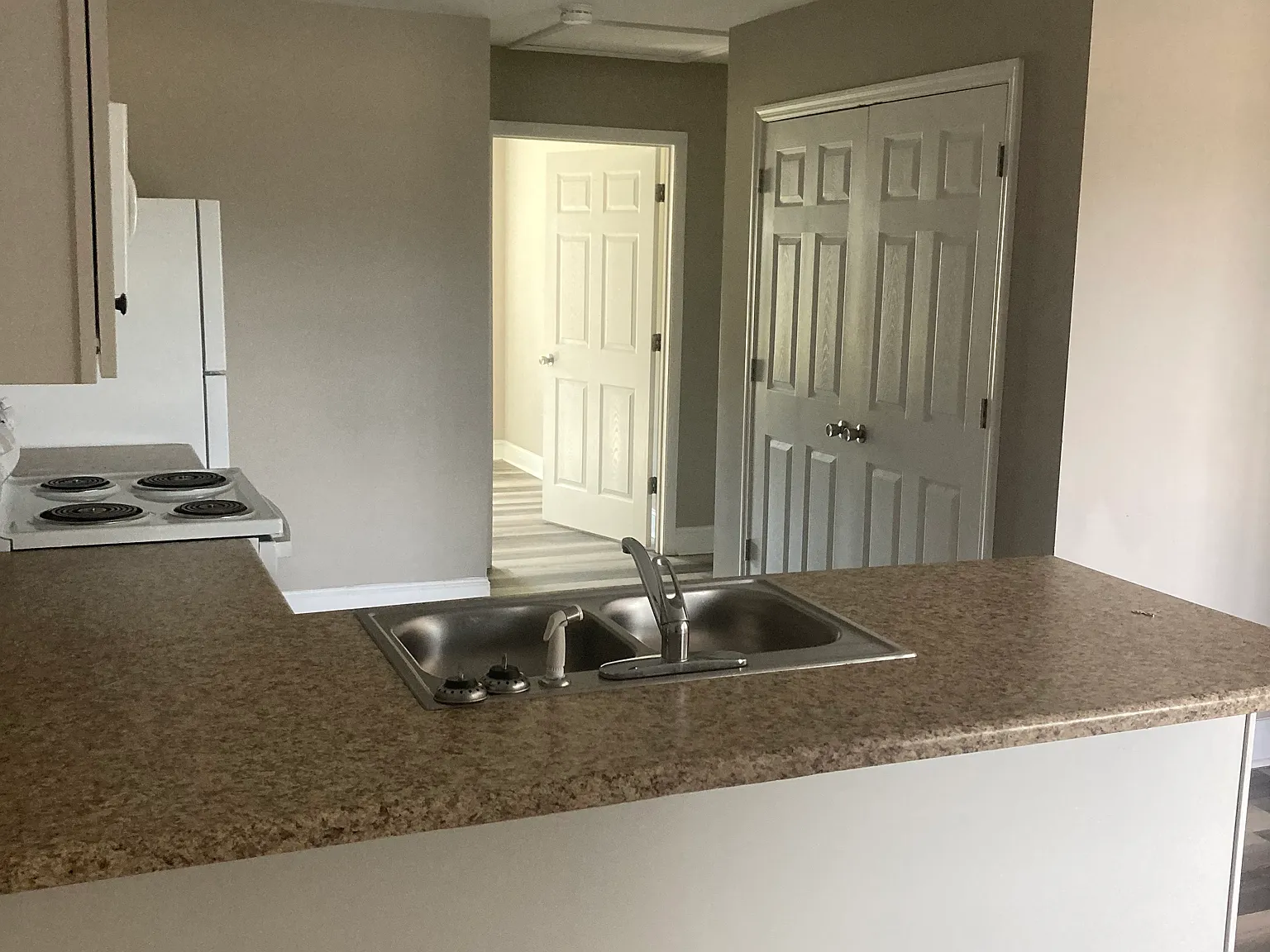 2 bed, $885 — Photo 3