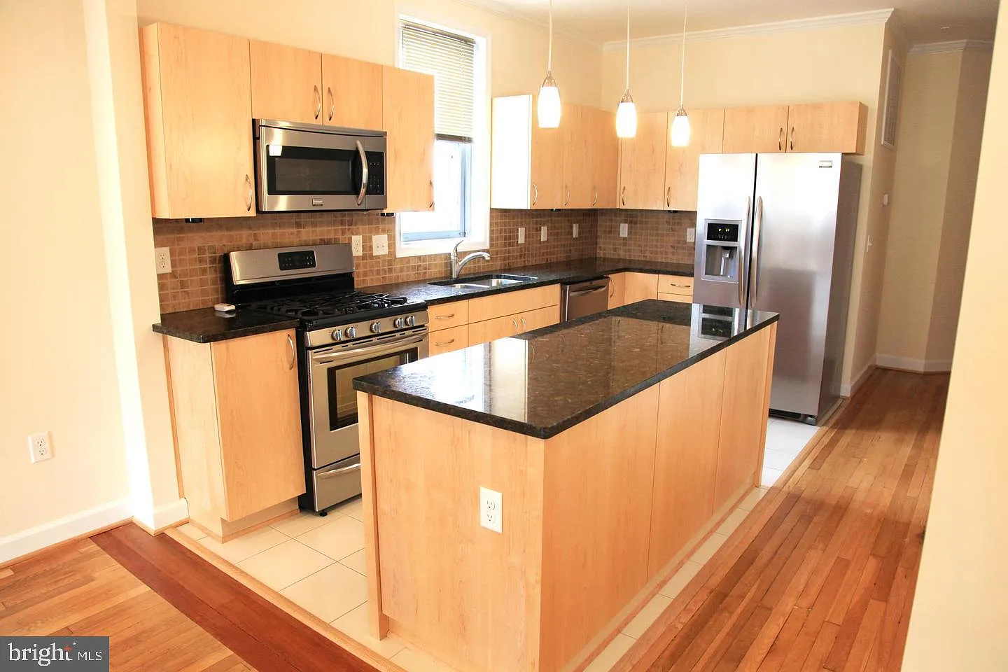 2 bed, 1.0 bath, 1214 sqft, $2,200 — Photo 1