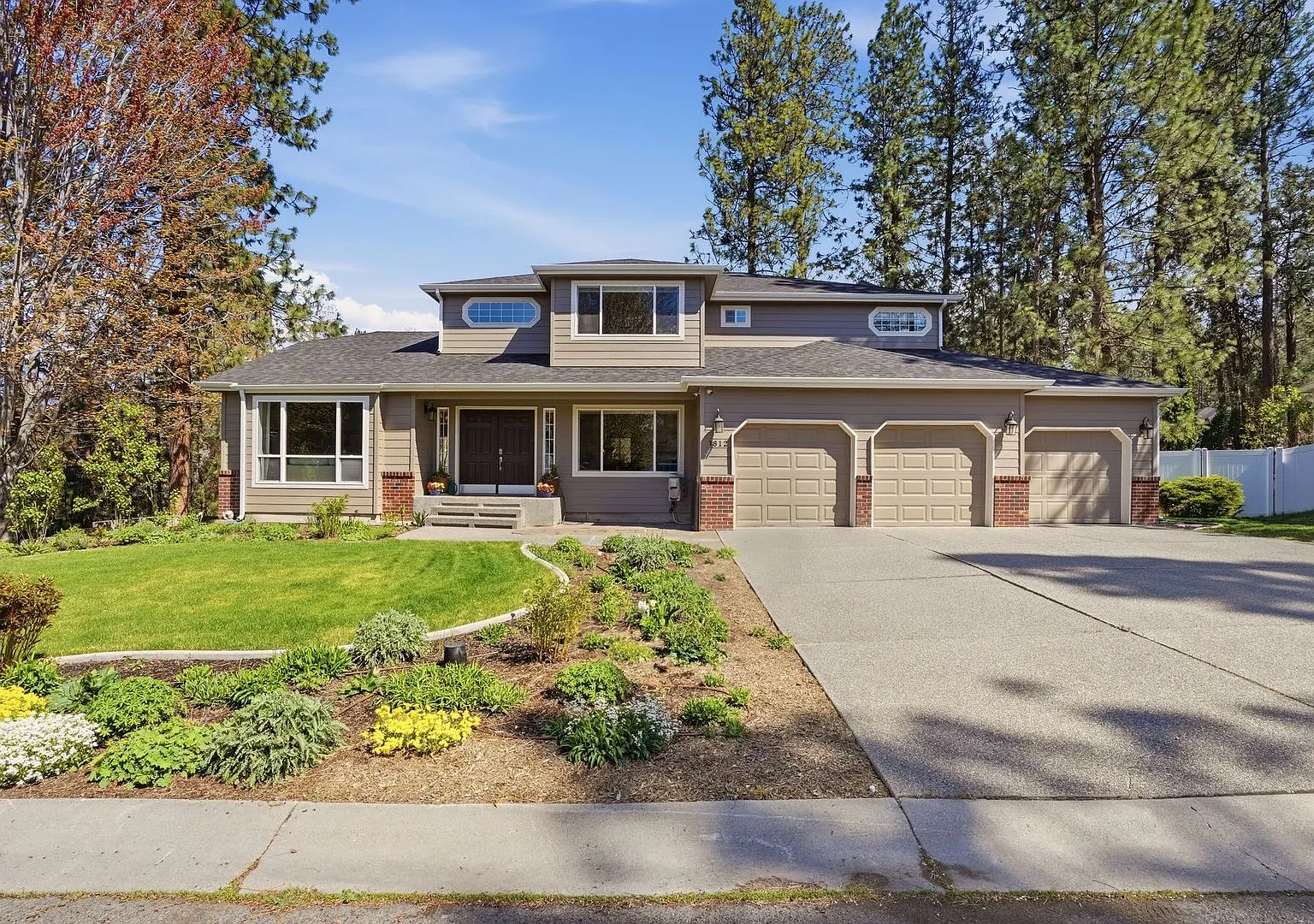 South Hill Greystone neighborhood 6 Bedroom 4 Bath Home Complete Remodel Look! — Photo 1