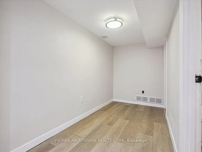 112 Claremont St #BASEMENT — Photo 17