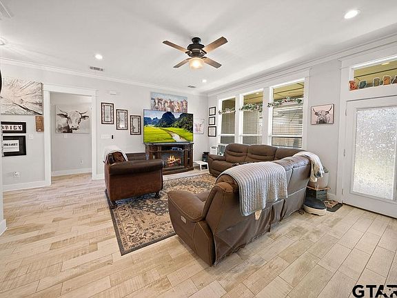 4th image of 217 Smith Cir
