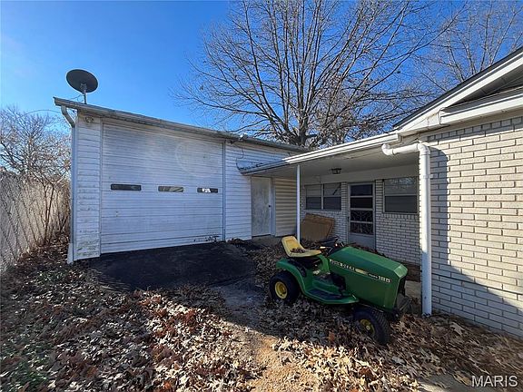 3rd image of 2207 Carter St