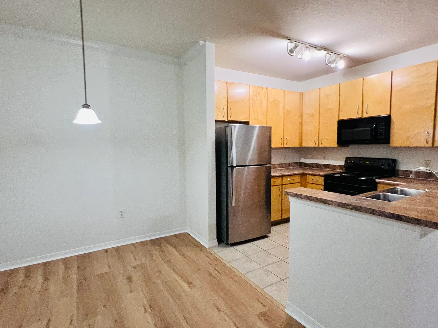 1 bed, 845 sqft, $1,450 — Photo 2