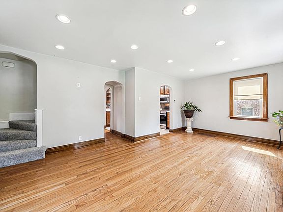 4th image of 4121 Burnett Ave