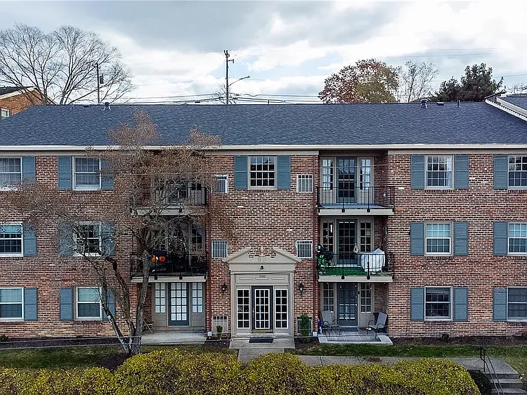 1060 Chatham Park Dr — Photo 1