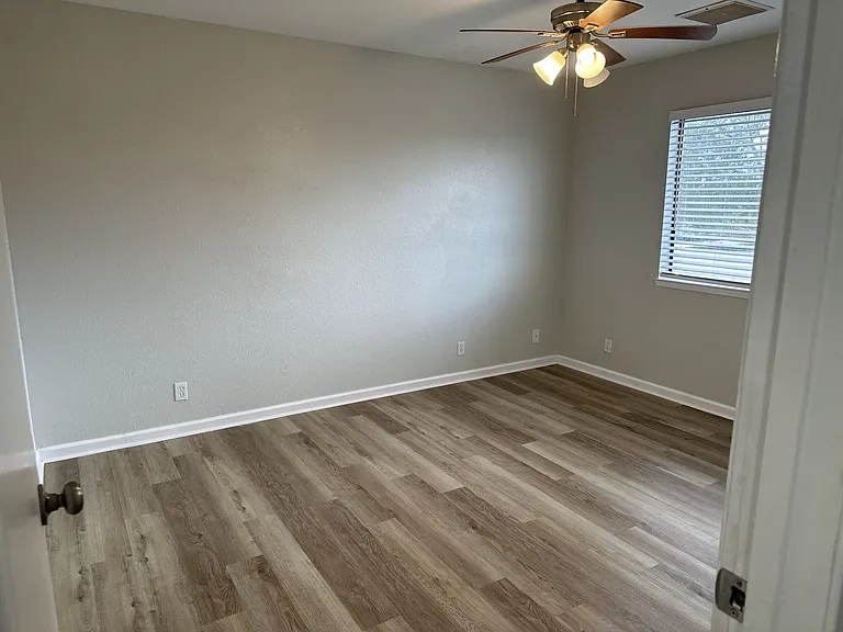 429 S Sunset St #C — Photo 3
