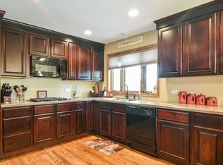 835 Vera Ln, Wheeling, IL 60090