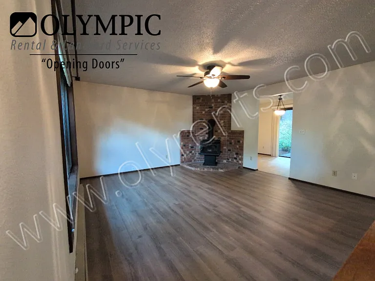 Charming 2 bed, 1 bath duplex w/ single car garage! — Photo 3