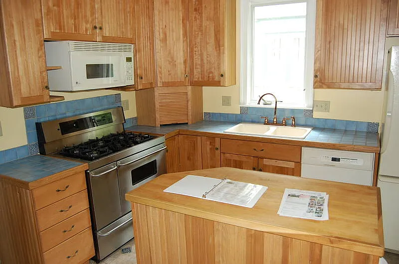 5 bed, 1.0 bath, 2500 sqft, $2,495 — Photo 2