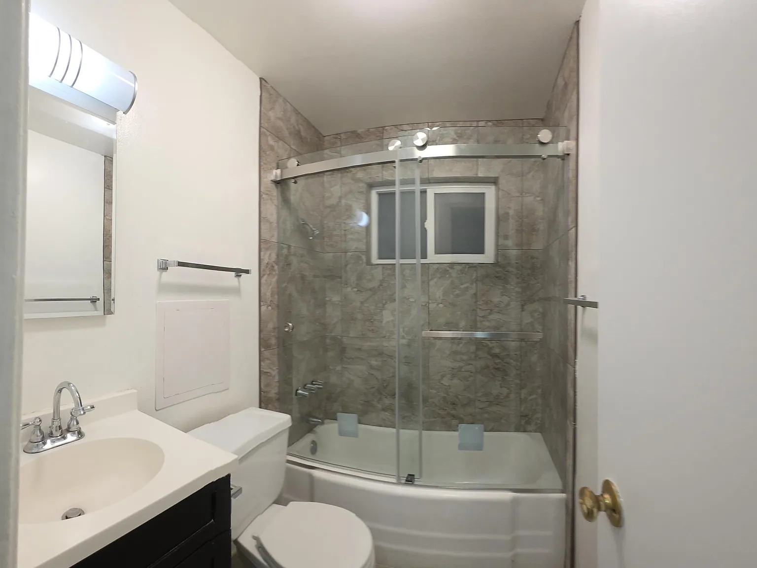 2 bed, 880 sqft, $1,700 — Photo 2