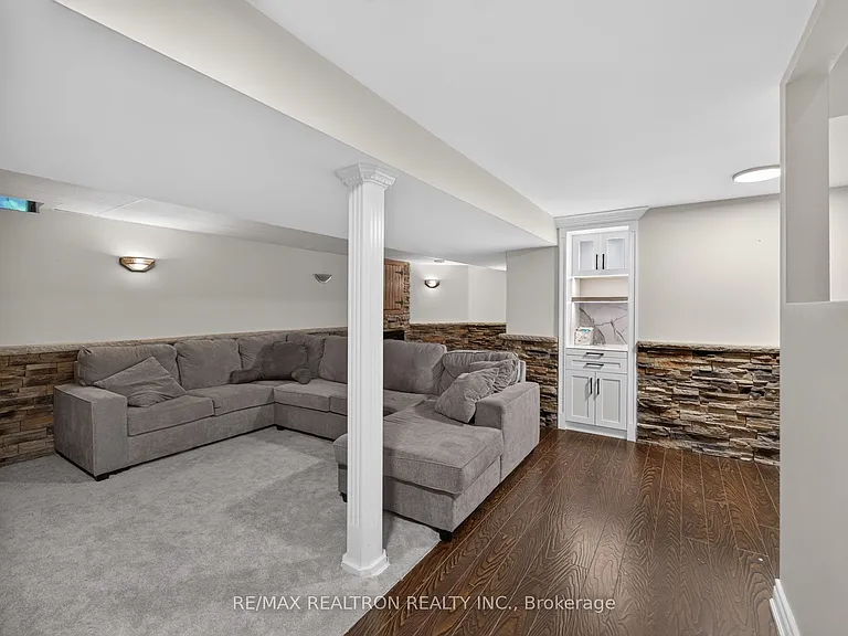 49 Meekings Dr — Photo 9