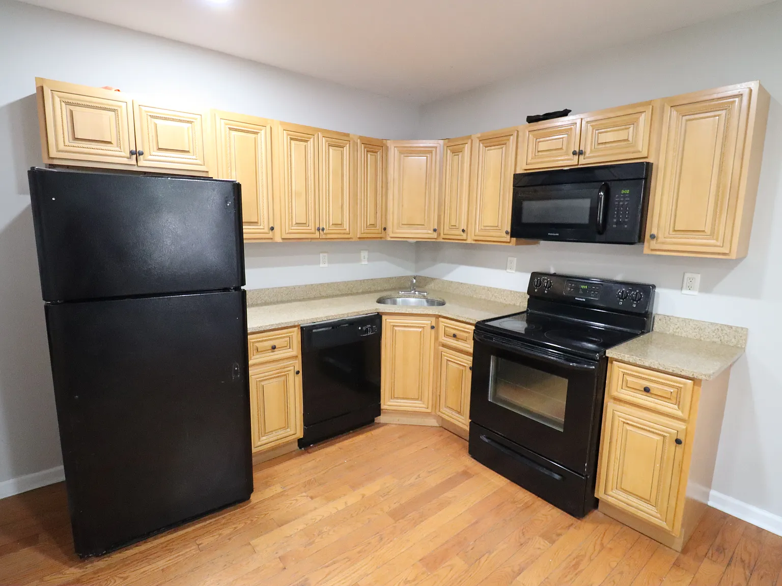 3 bed, 900 sqft, $1,795 — Photo 3