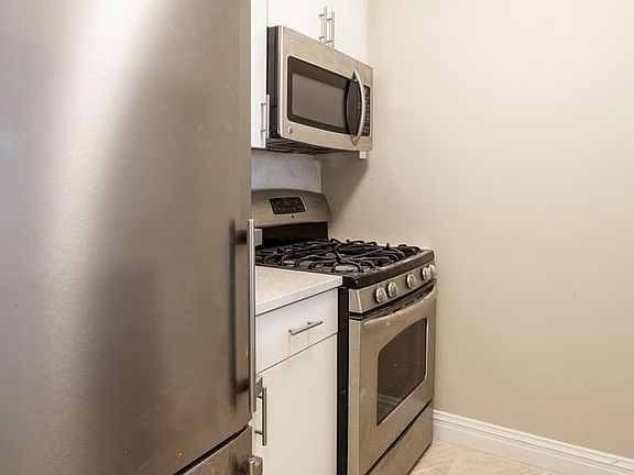 3rd image of 30 W 63rd St APT 19V