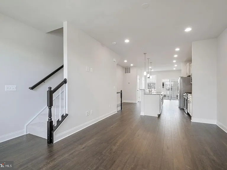527 E 7th St — Photo 10
