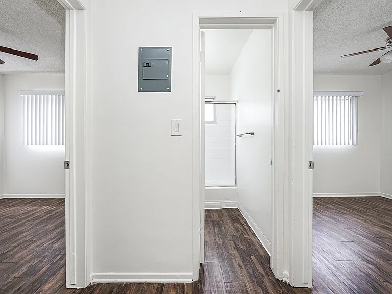 322 W Burchett St — Photo 17