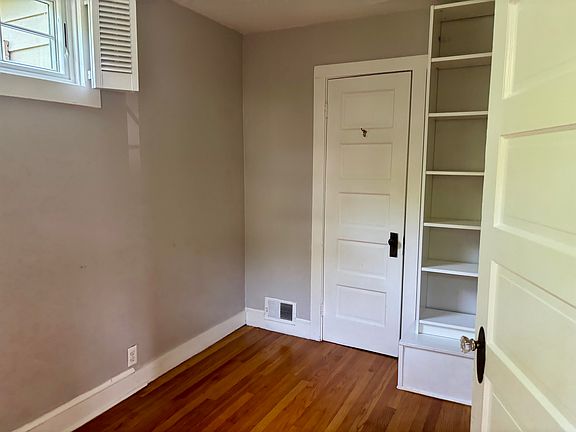 5th image of 155 Ridgeway Cir